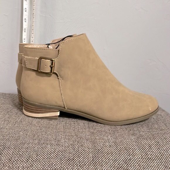 St. John’s Bay tan suede ankle boots, size 7 1/2, NWT. - Picture 4 of 12